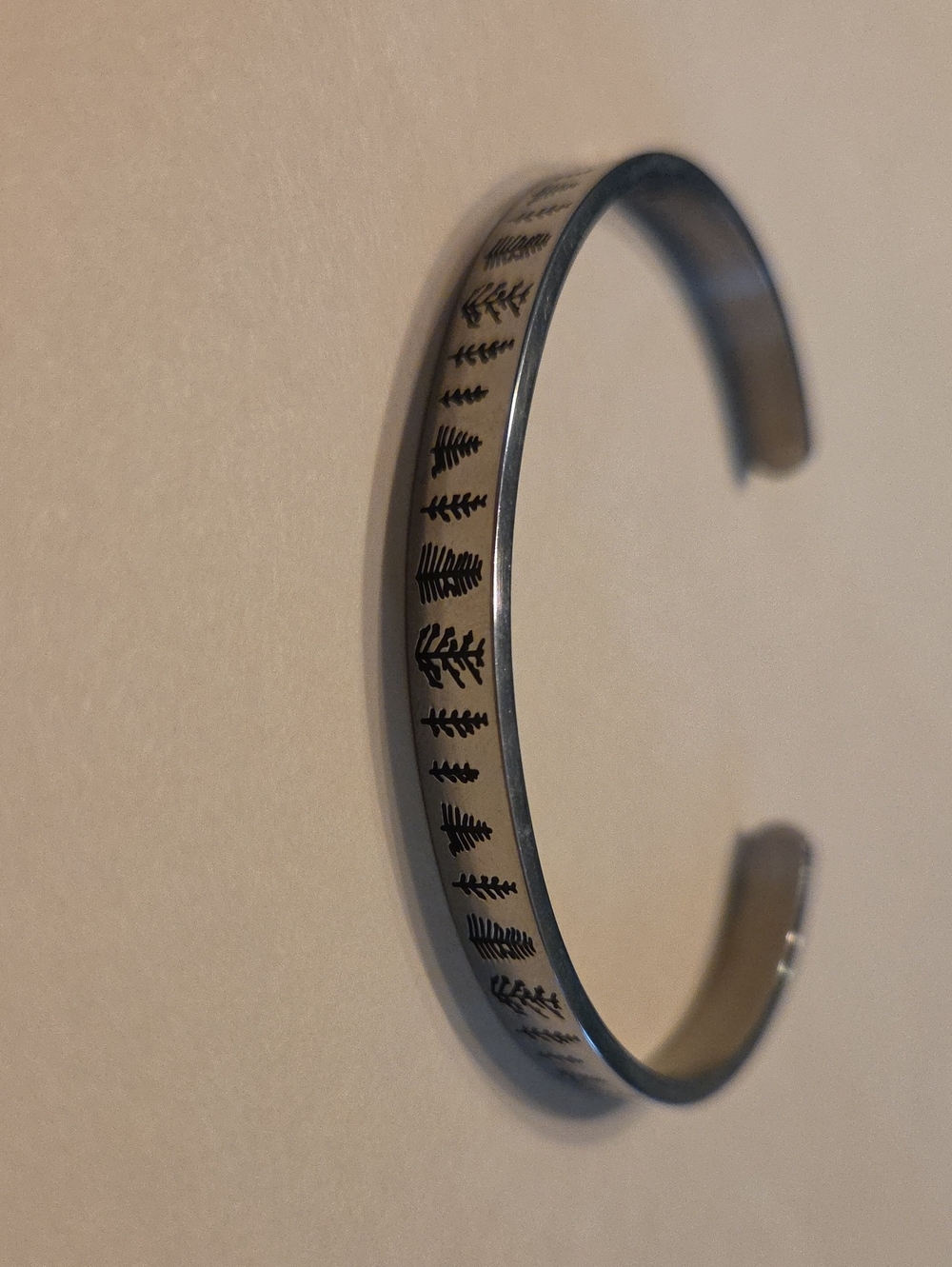Silver Toned Tree-Pattern Womenโs Cuff Bracelet